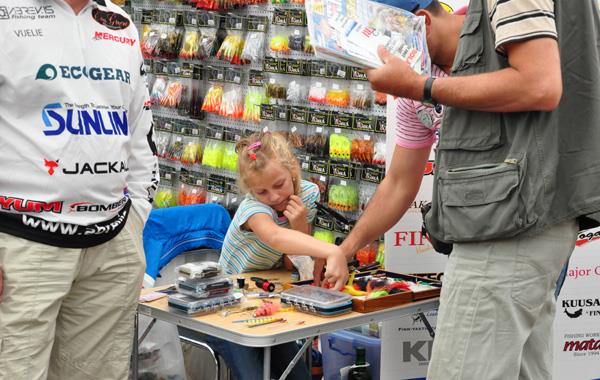 Copii la pescuit :) - expo-aventuri-la-pescuit-2012-editia-de-toamna-stand-abrevis.jpg